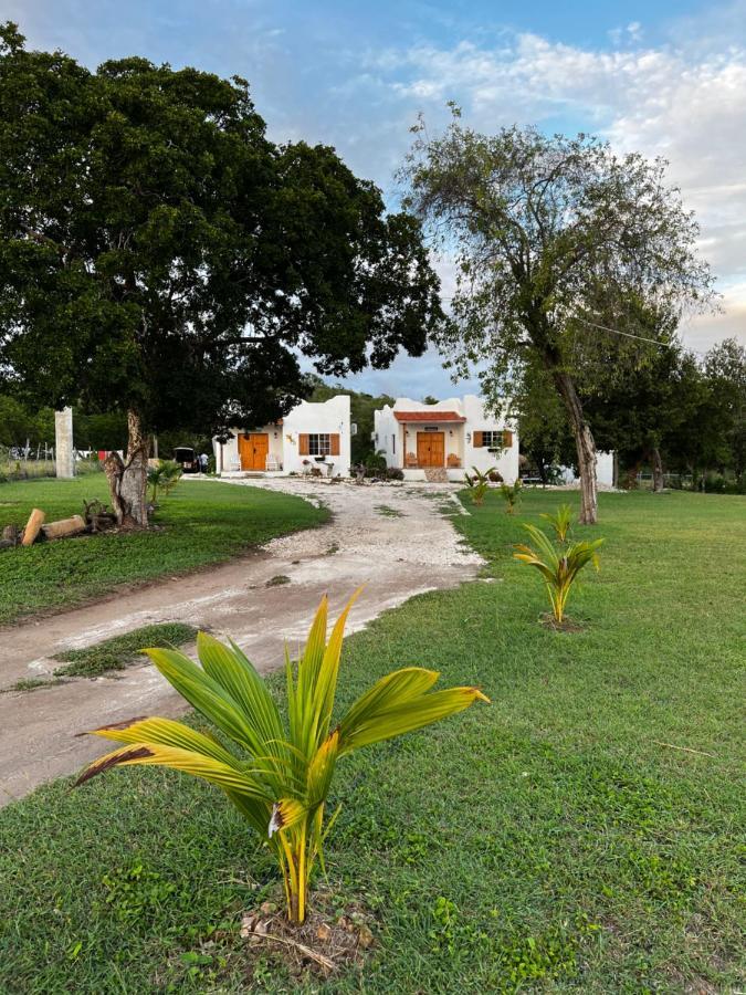 Azteca Villas Treasure Beach Extérieur photo